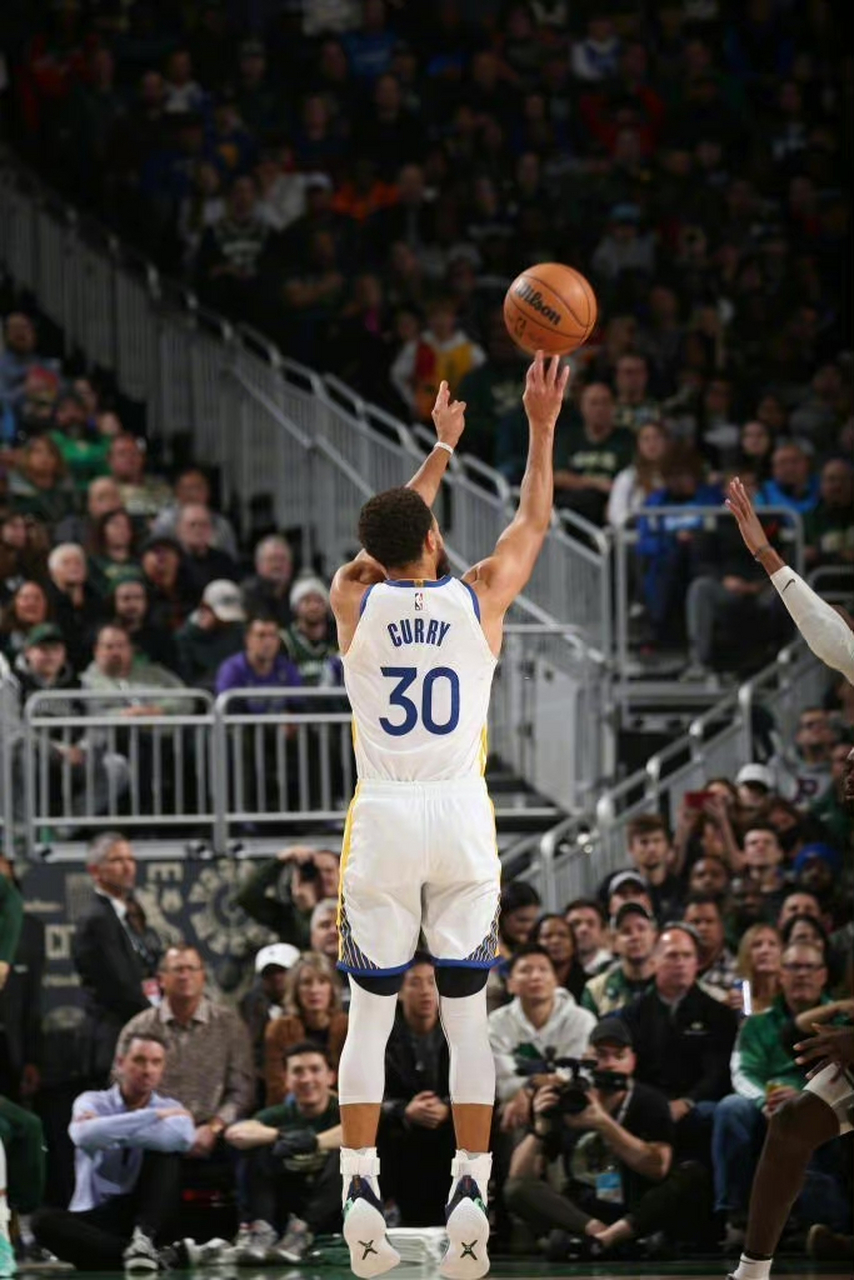 雄鹿逆转四川队，克莱刷新纪录