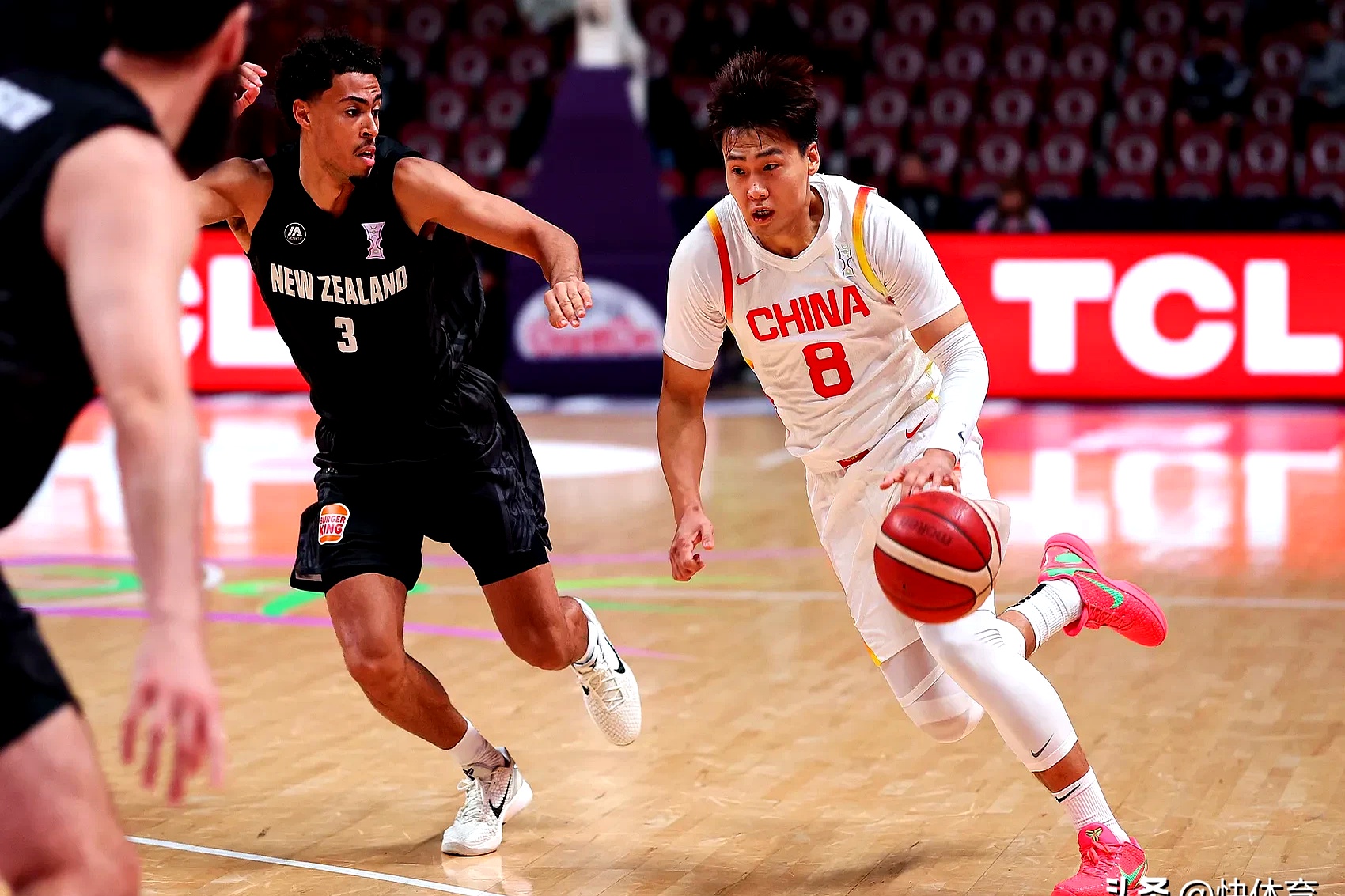 篮球比赛中球员的身体素质发挥出色 篮球比赛中球员的身体素质发挥出色