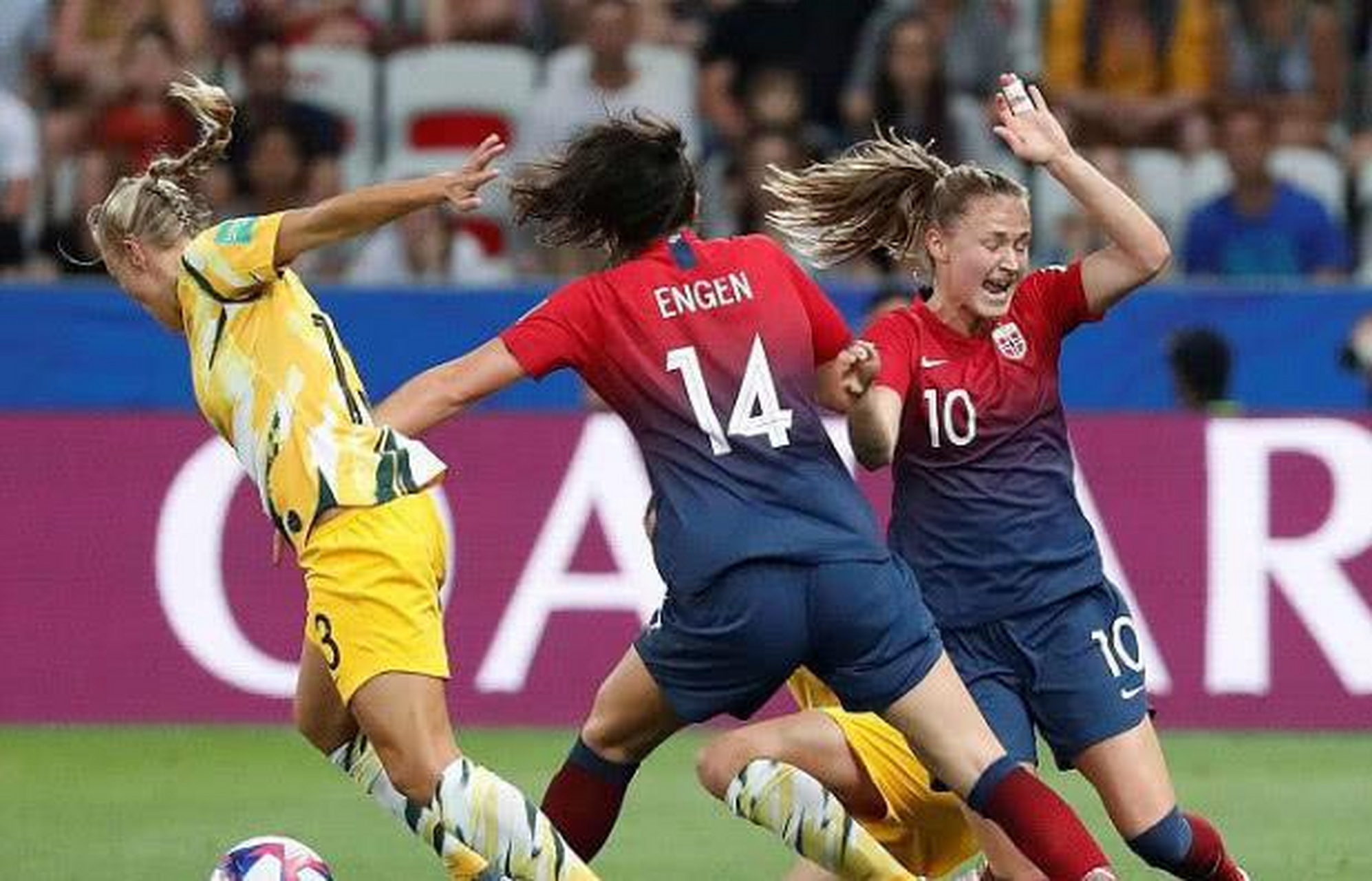 澳大利亚女足队员在比赛中展现出色进攻